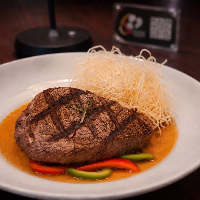 Filet Mignon with Panang Curry Sauce (8 oz).