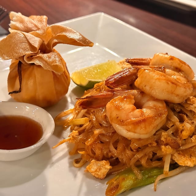 L Pad Thai.